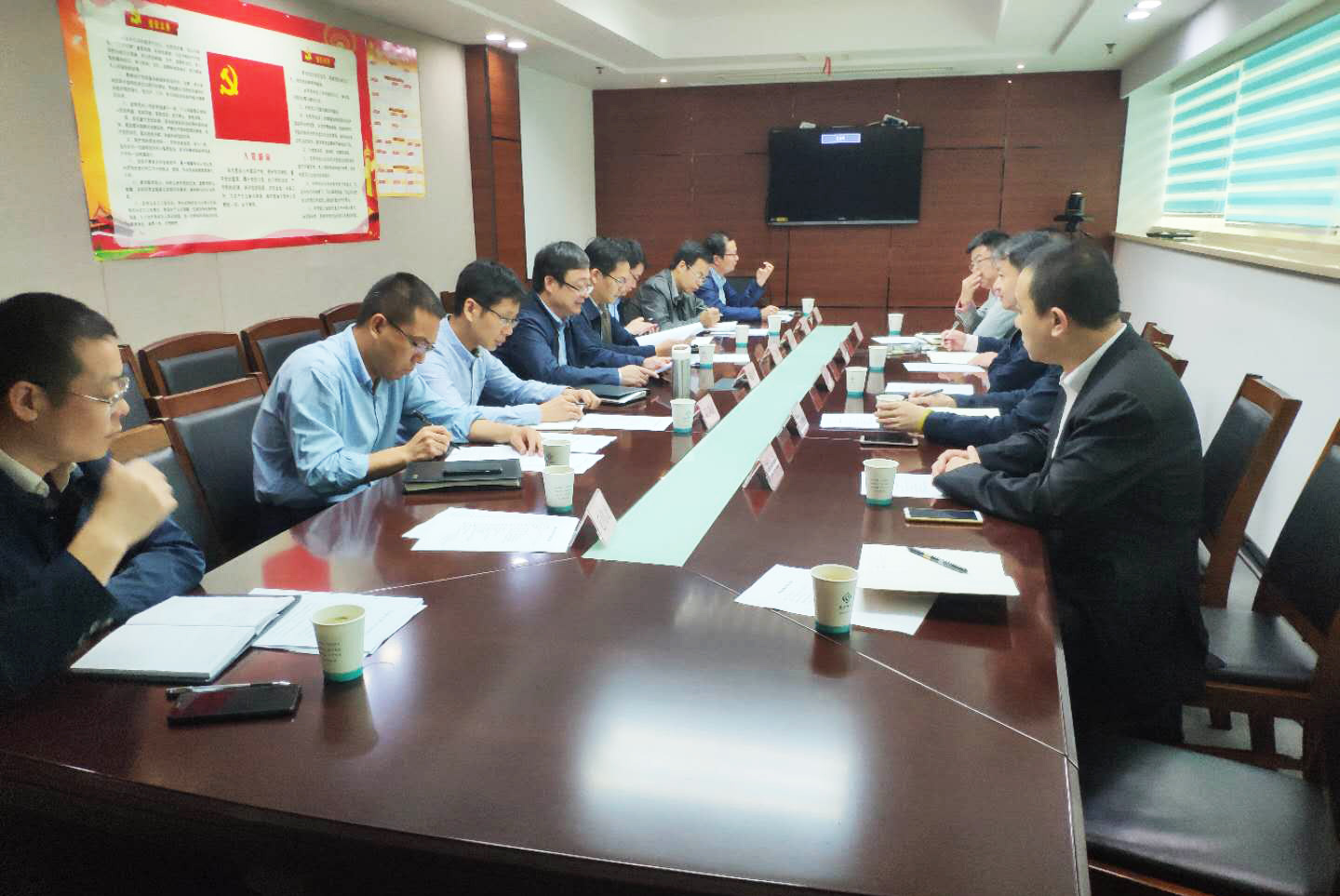 区滨海开发区江建业主任介绍了数值模拟芯片产业项目;区府办,大项目办
